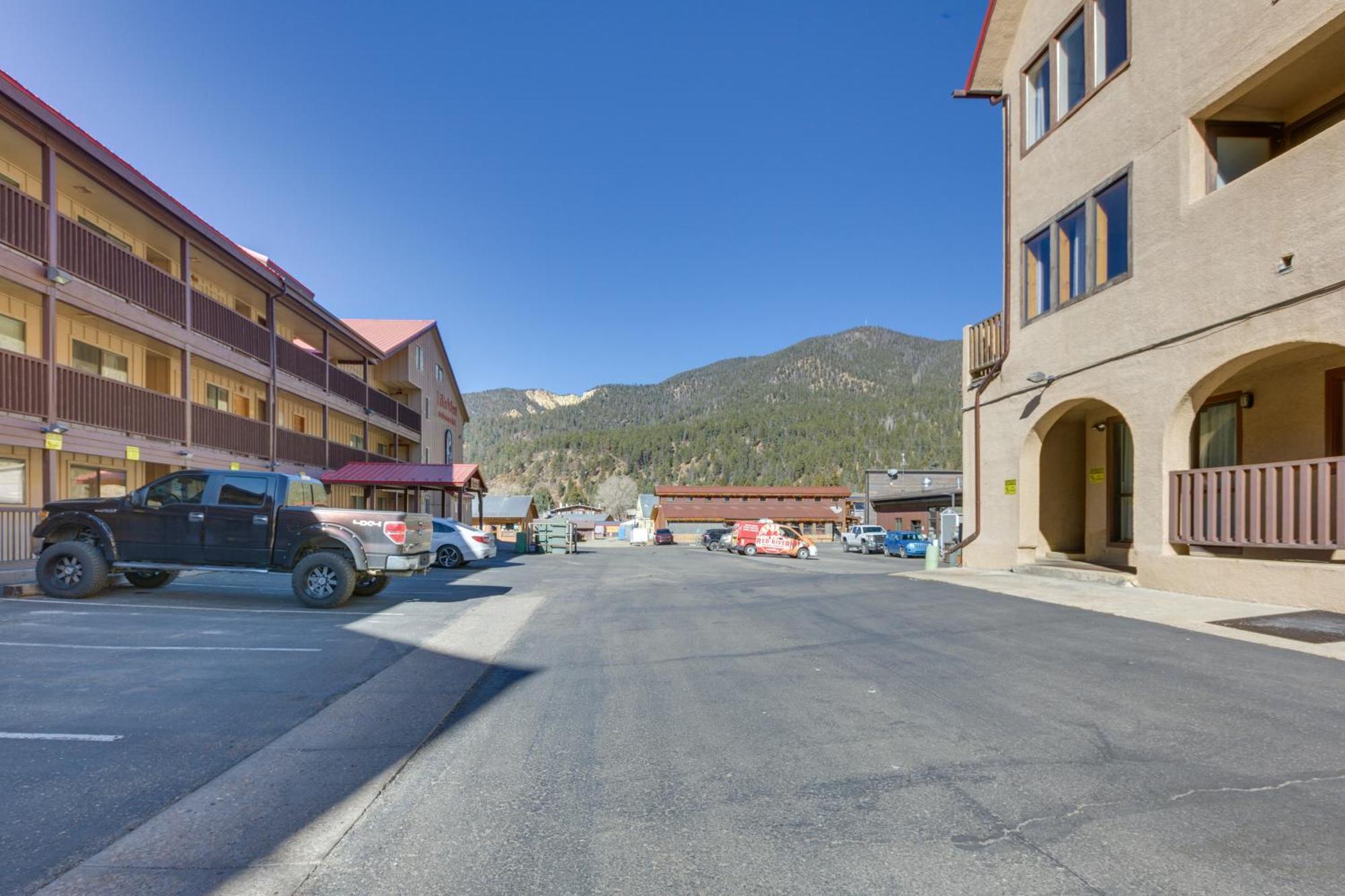 Ski-In Red River Retreat Balcony, Mountain Views! エクステリア 写真