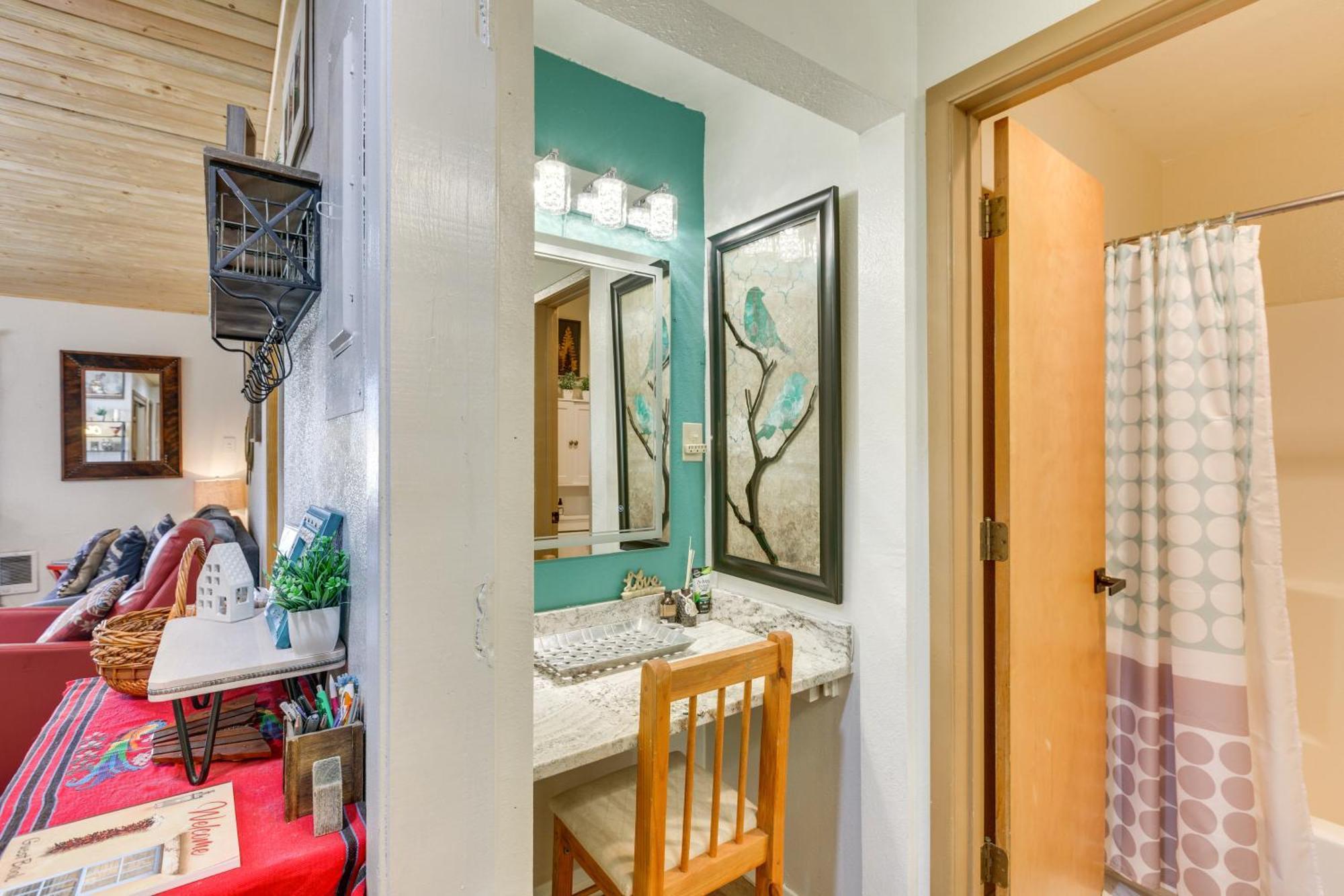 Ski-In Red River Retreat Balcony, Mountain Views! エクステリア 写真
